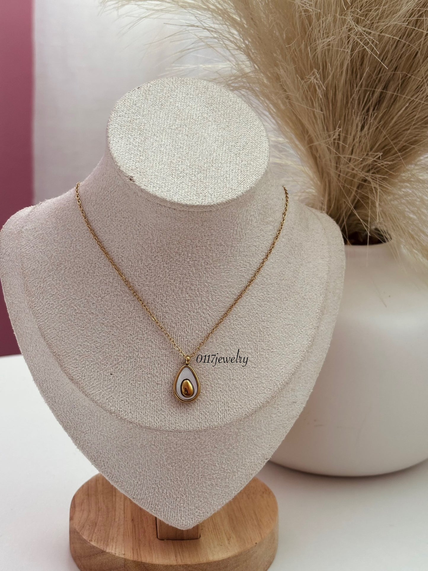 Aguacate Necklace
