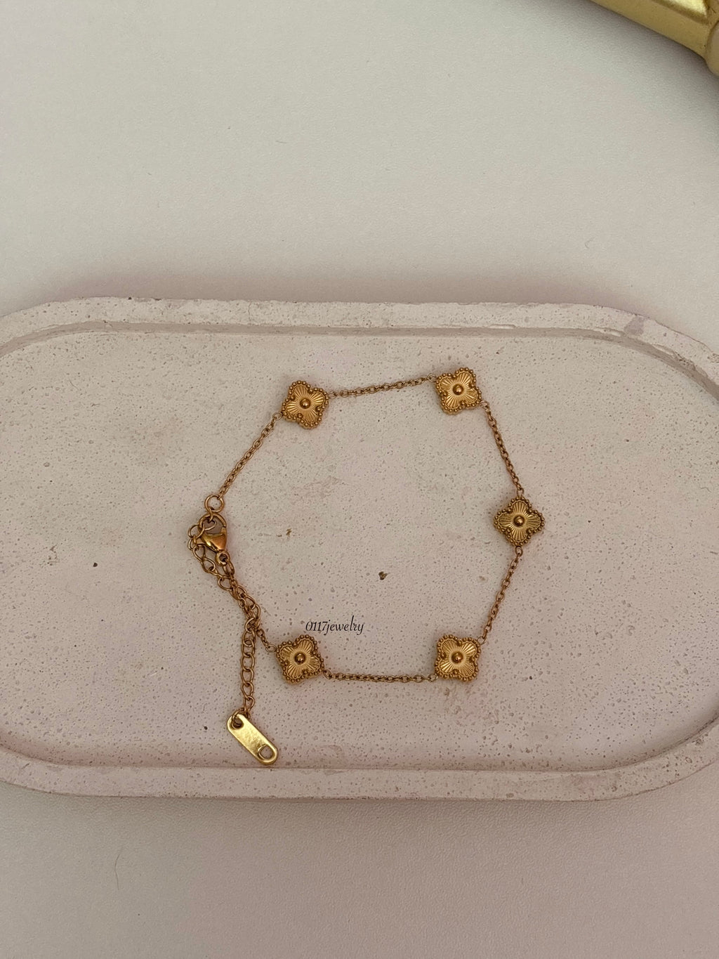 Tiny Clover Bracelet