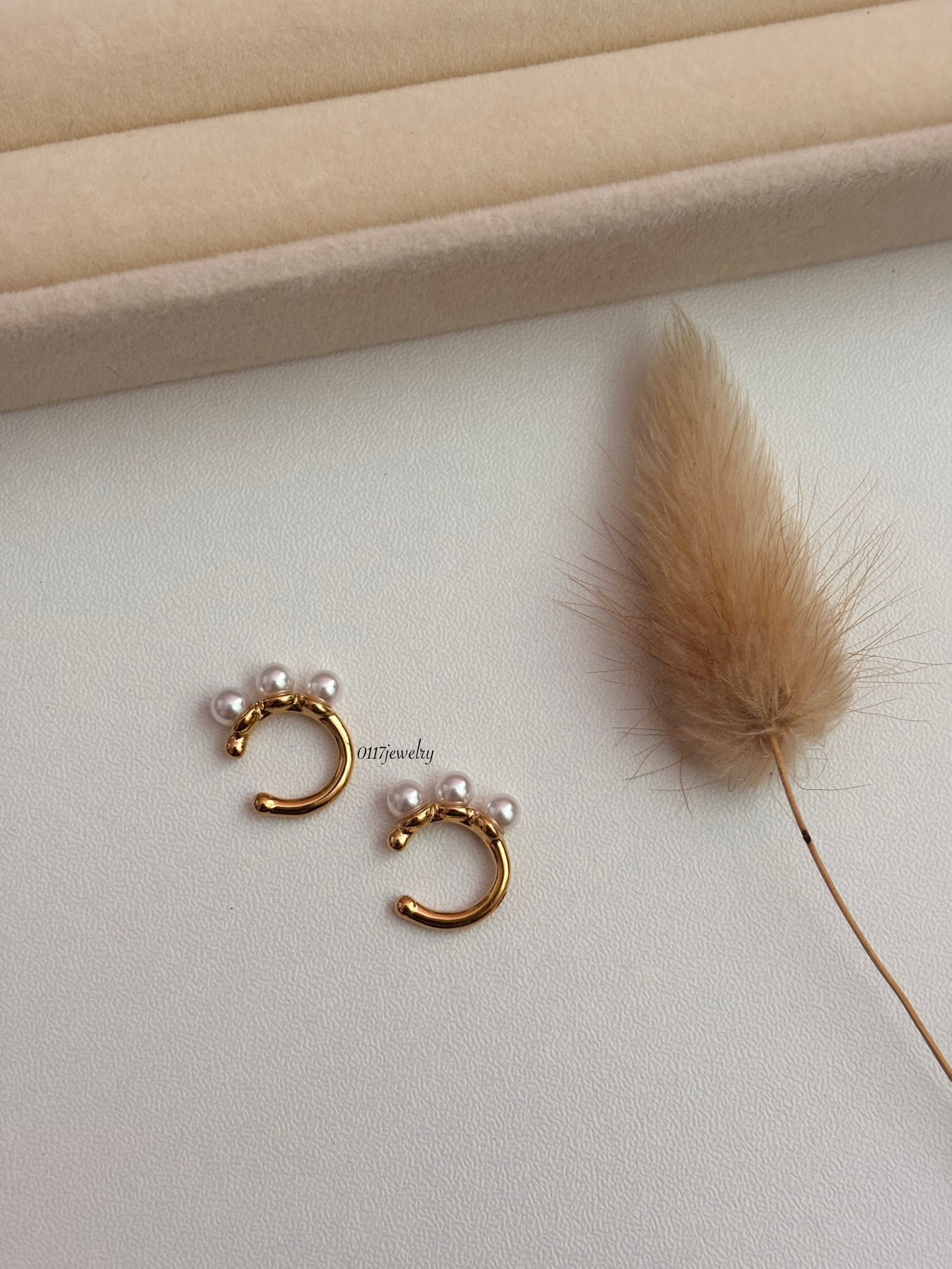 Pearl ear cuff