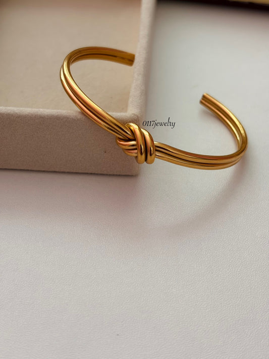 Bold Knot Bracelet