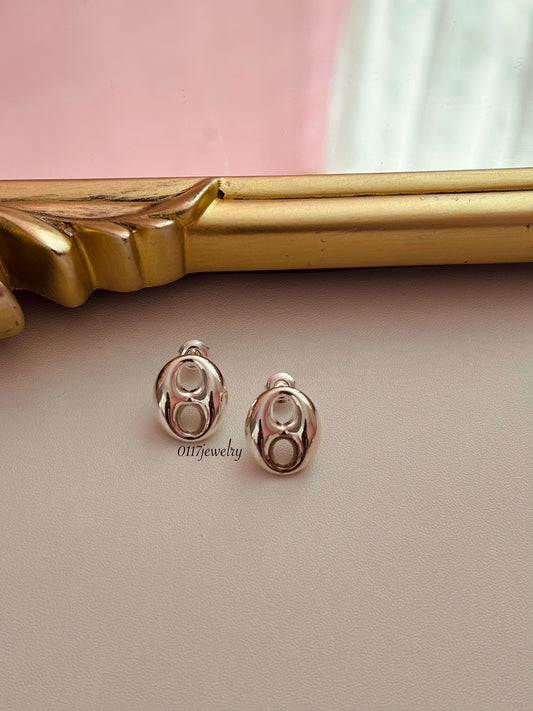GG Silver earring