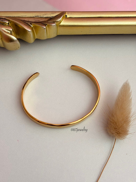 Genoveva Bangle