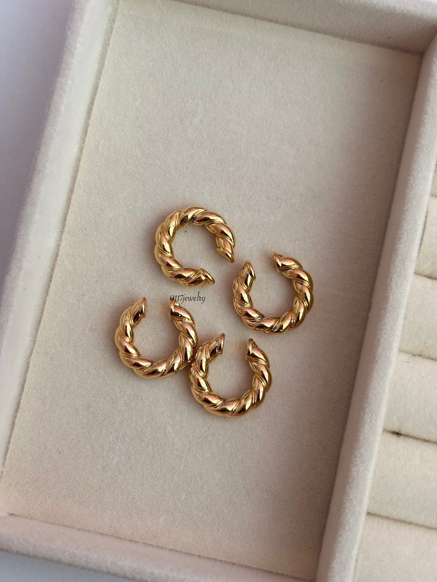 Twist ear cuff