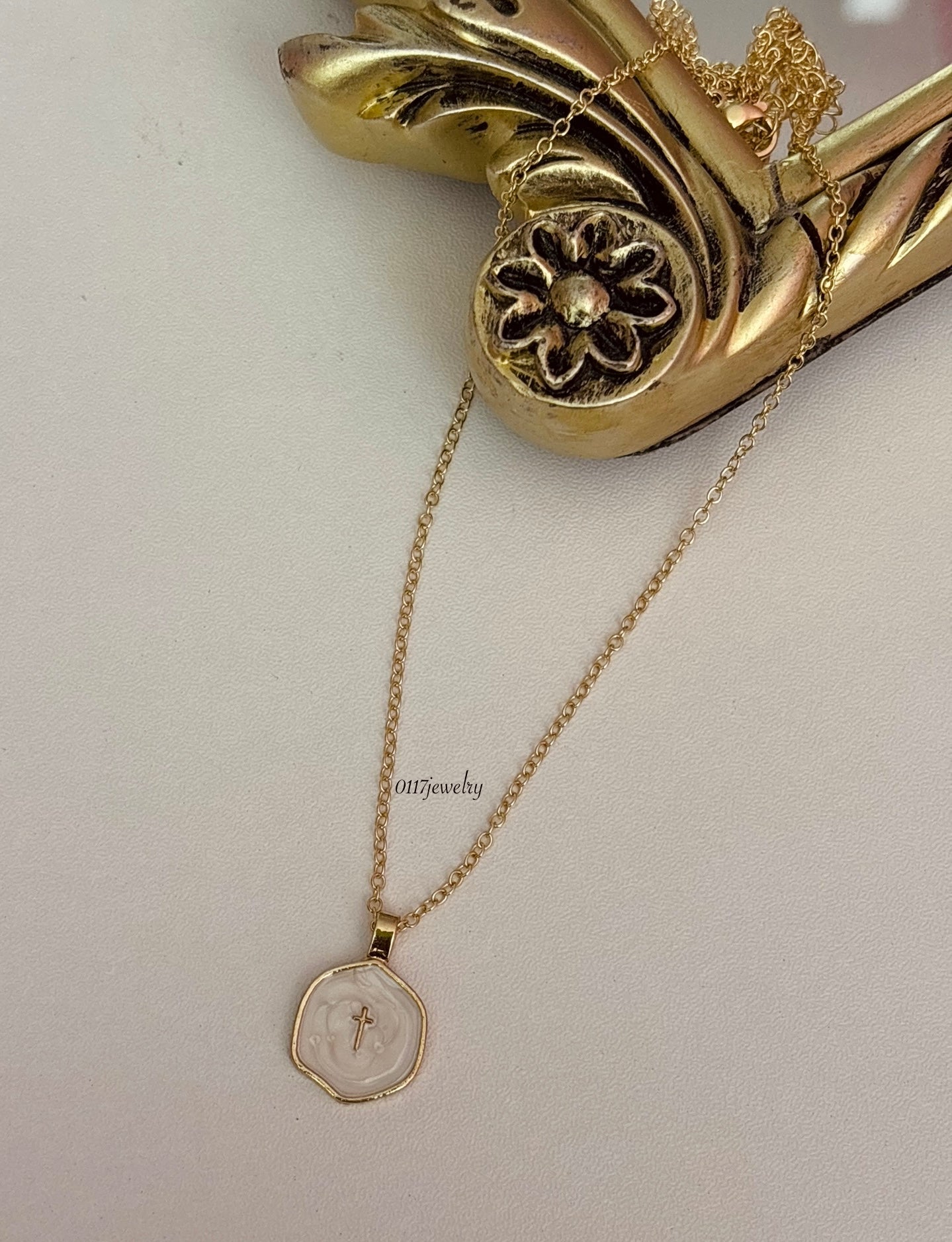 Romano 5:8 Necklace