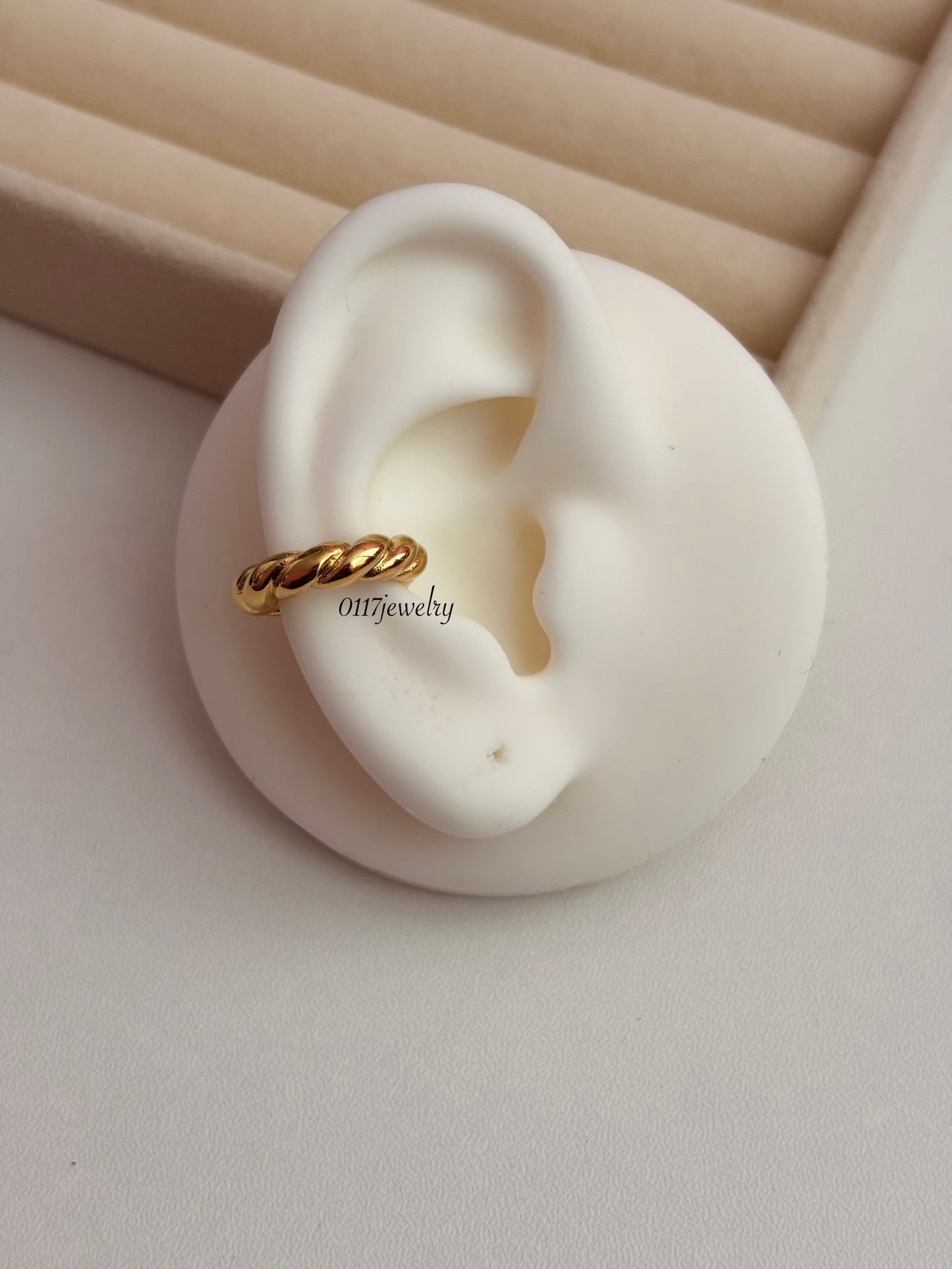 Twist ear cuff